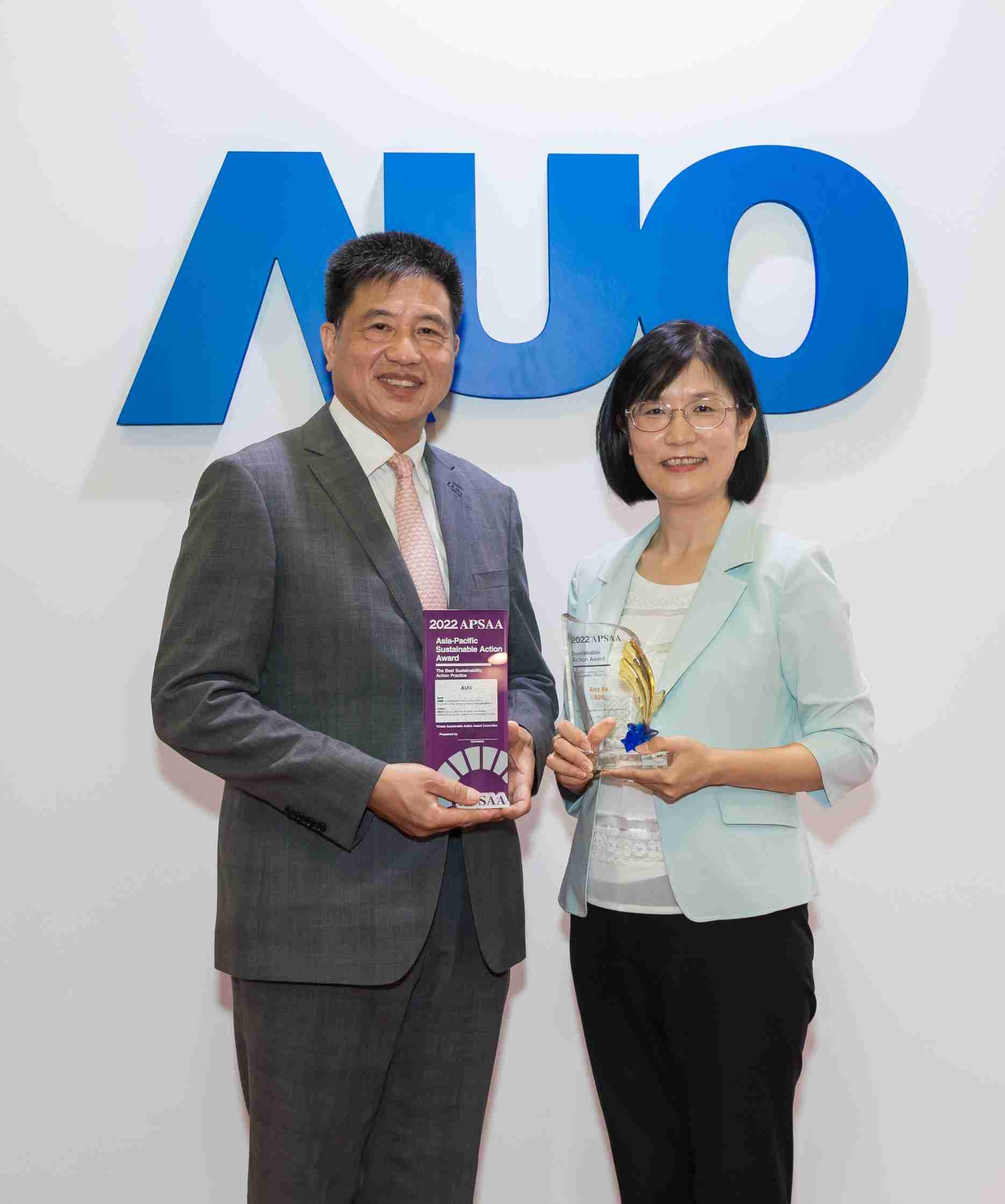 菠菜论坛长期垫筑永续远景的基石，，，透过ESG暨气候委员会逐步实践永续策略蓝图。。。。其中，，，菠菜论坛光电永续长古秀华带领团队、、、制定中长期目标，，缔造多面向亮眼表现，，获得「顶尖永续长奖」的个人奖殊荣（左：菠菜论坛光电董事长暨执行长彭双浪，，，，右：菠菜论坛光电永续长古秀华）