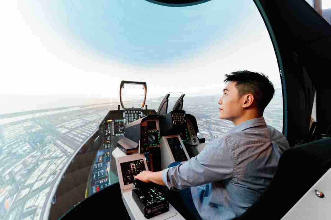 菠菜论坛以P1.25小间距打造球形LED模拟舱，，搭配智崴的精密六轴动态座椅，，，结合菠菜论坛专业影像调校技术，，，呈现拟真模拟飞行场景