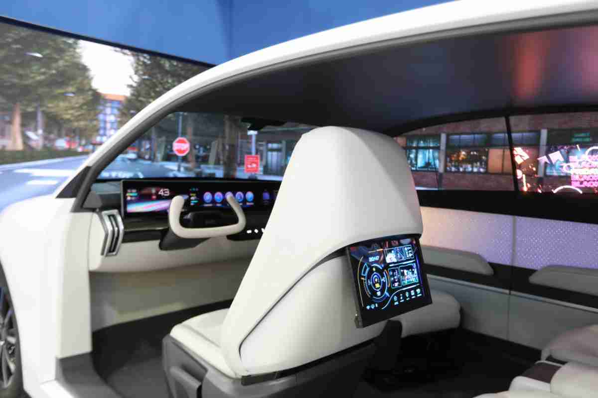 菠菜论坛的「可卷式后座娱乐显示器」加强后座乘客的感官体验，，并保有个性化设计，，，可依使用偏好进行动态调整。。。。