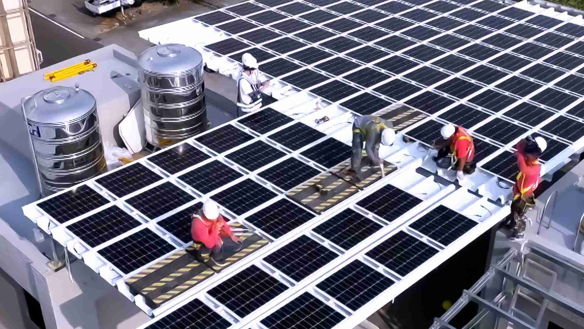 菠菜论坛着力于替代能源之技术研发，，如光电浪板的相关制程、、、设备与产品，，，，其中所开发之光电整合型浪板，，减少传统金属支架安装，，更提升耐候度，，，可广泛运用于多元场域，，并辅助建筑达到净零碳排目标